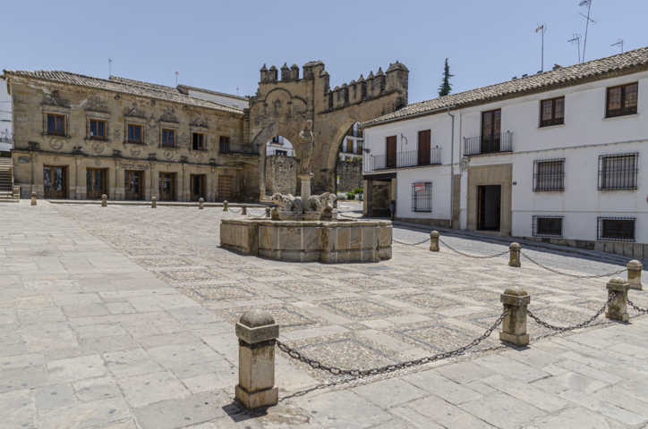 Jaén - Baeza 09 - plaza de Los Leones.jpg
